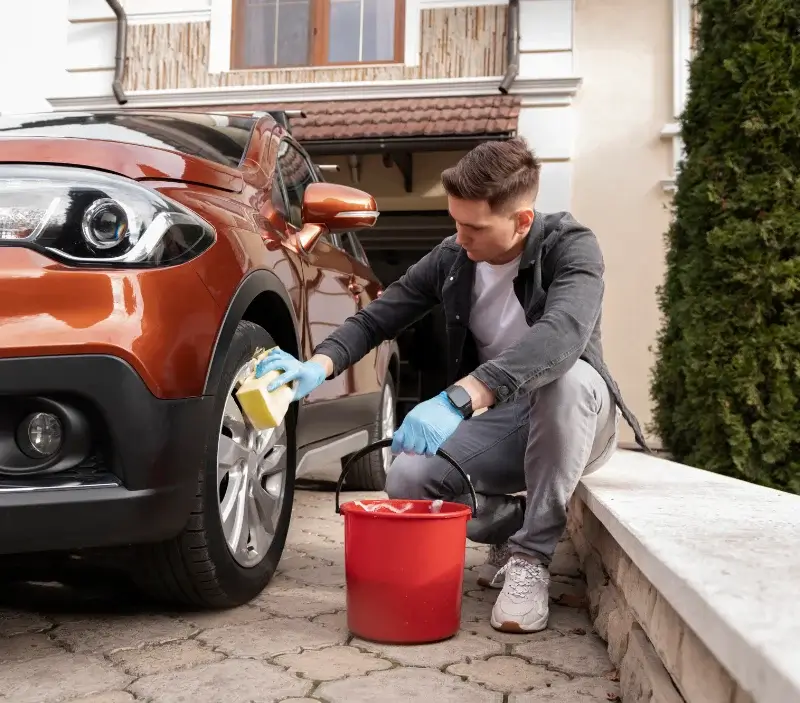 Lavage auto à domicile Saint-Bazile-de-Meyssac : professionnel intervenant sur un véhicule